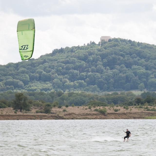 Pratique du kitesurf au lac de Madine