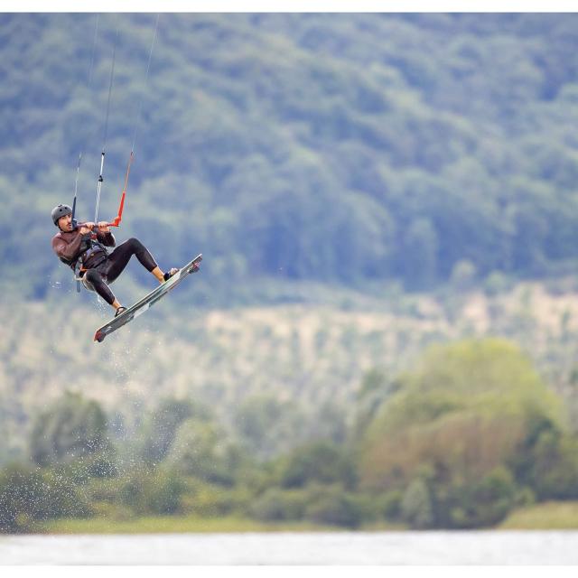 Pratique du kitesurf au lac de Madine