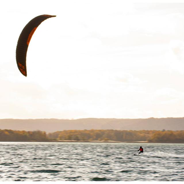 Pratique du kitesurf au lac de Madine